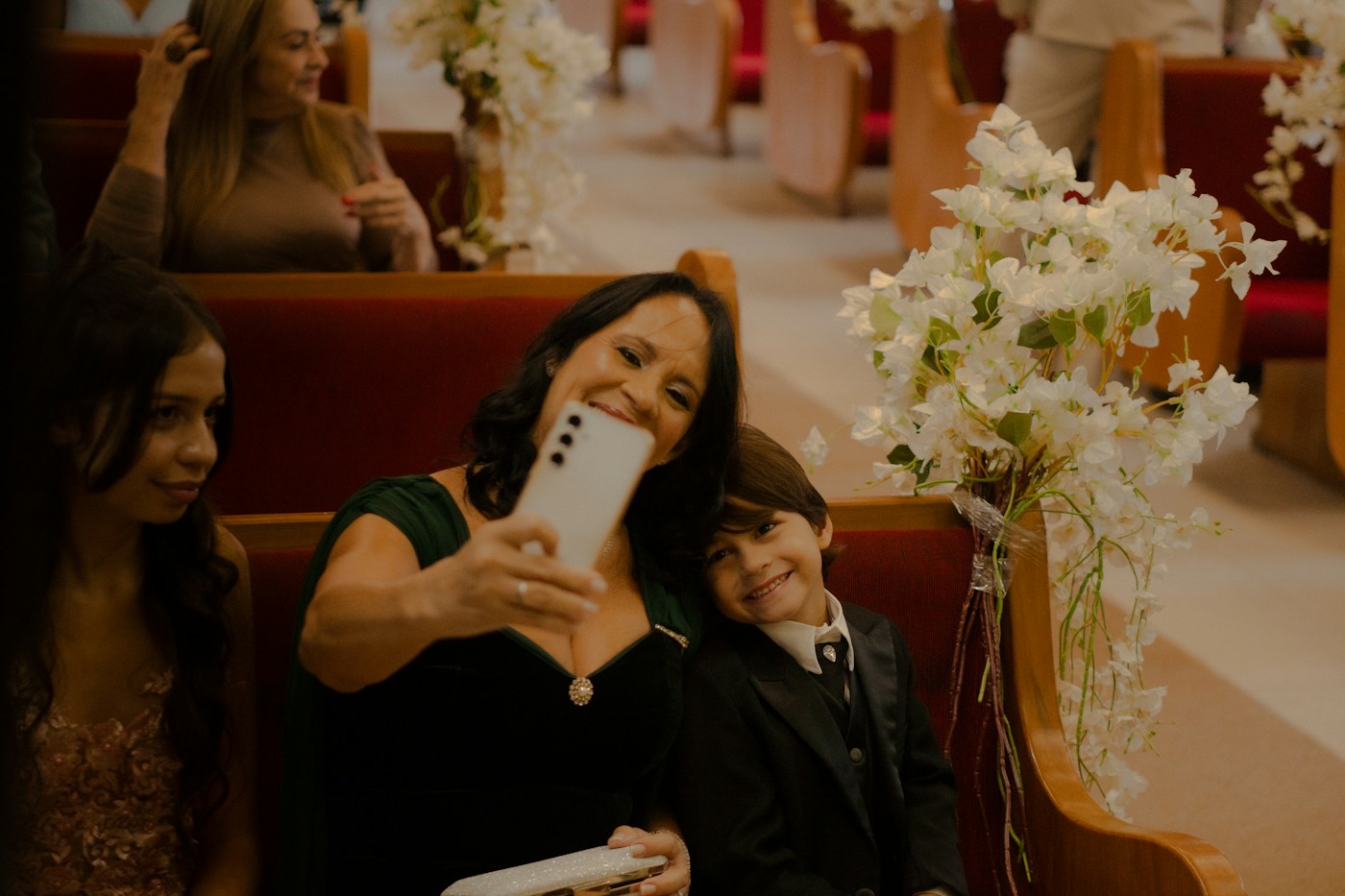 Γυναίκα βγάζει selfie με ένα αγόρι στα στασίδια της εκκλησίας