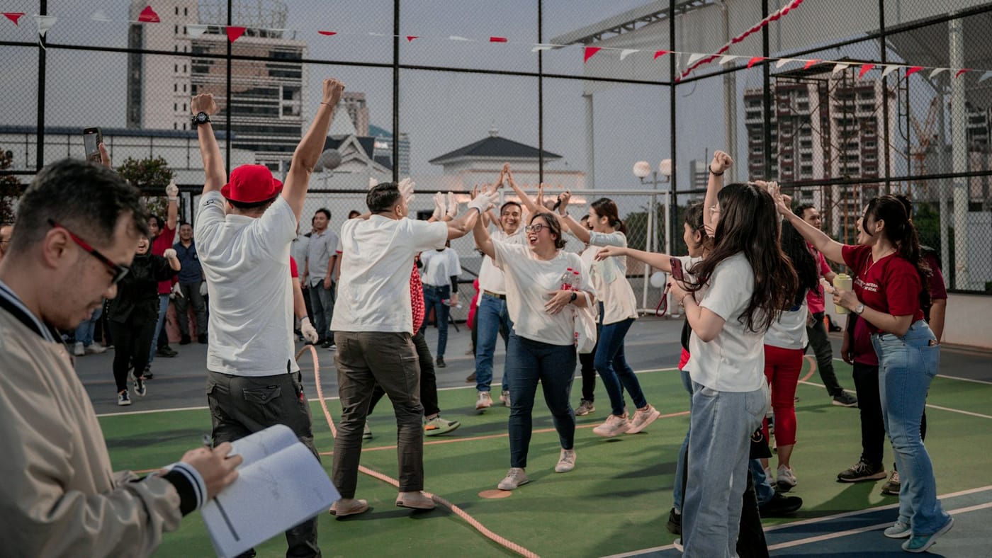Η ομάδα παίζει στο γήπεδο στο team offsite
